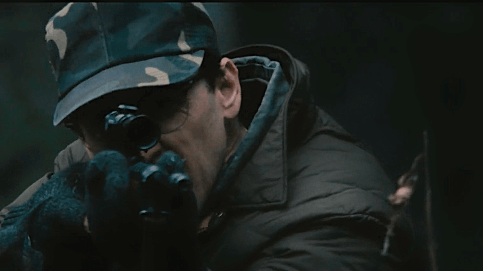 Sériového vraha Hansena hrál ve filmu Zmrzlá zem John Cusack.